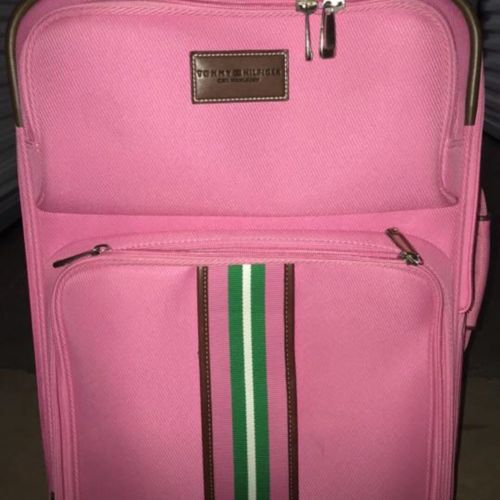 Tommy Hilfiger tolling luggage